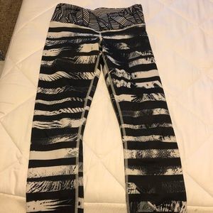 Lululemon 4 white/black crop